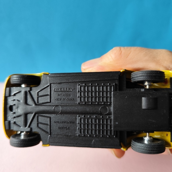 1997 St. Hubert Chicken Restaurant CANADA Volkswagen Yellow Beetle Metal 1:34 - Picture 7 of 8